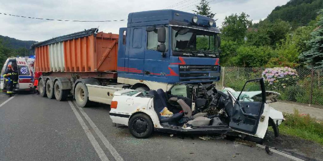 Czołowe zderzenie osobówki z ciężarówką na drodze krajowa