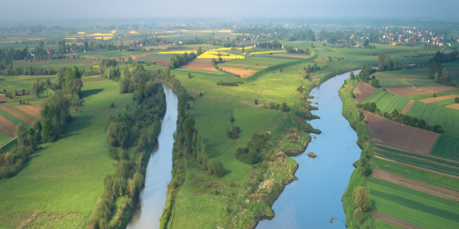 fot. Krak Dron dla Starostwa Powiatowego w Bochni W Gminie Drwinia spotyka się rzeka Raba z Wisłą
