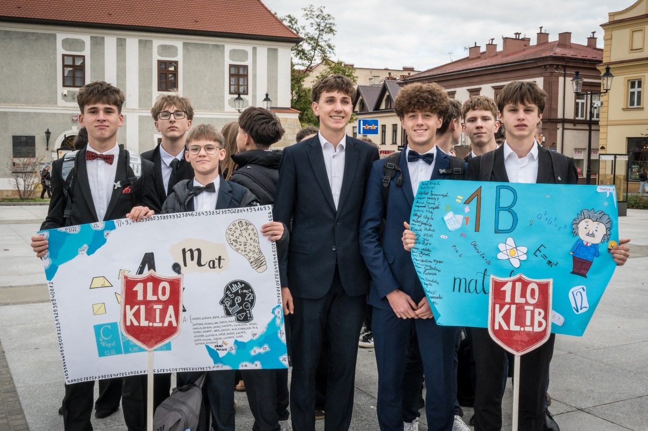 Ślubowanie pierwszoklasistów I LO na bocheńskim rynku