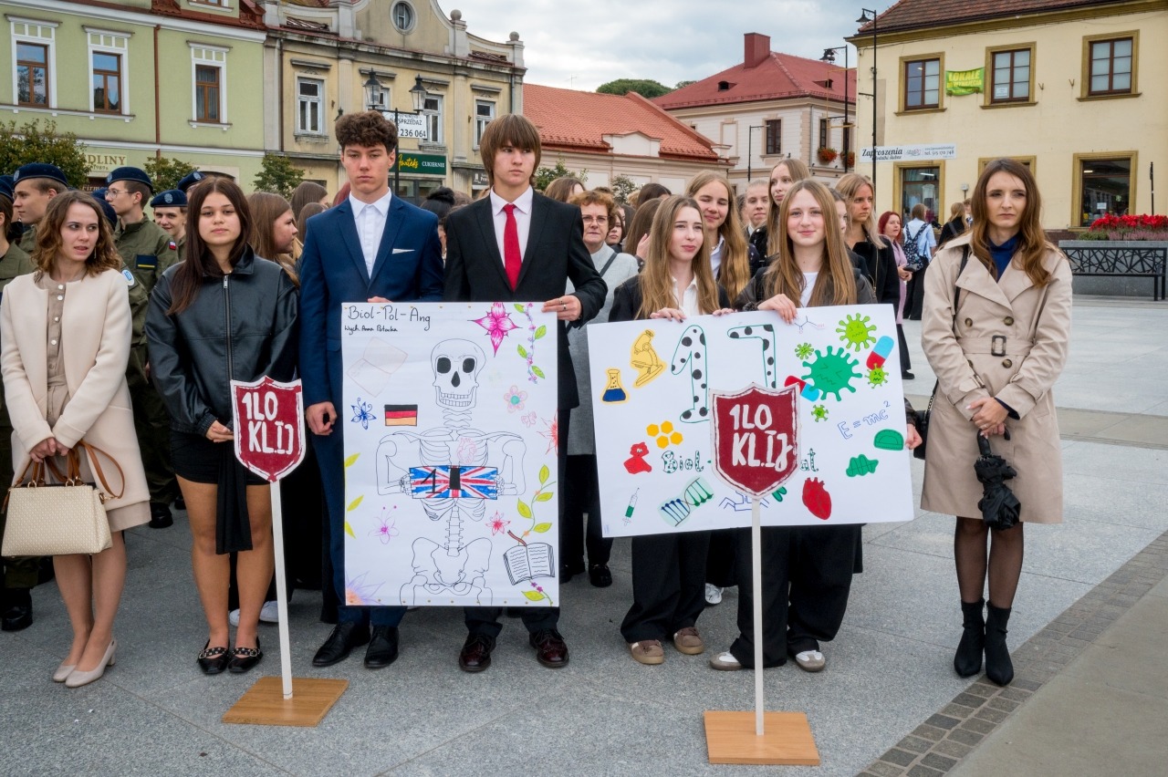 Ślubowanie pierwszoklasistów I LO na bocheńskim rynku