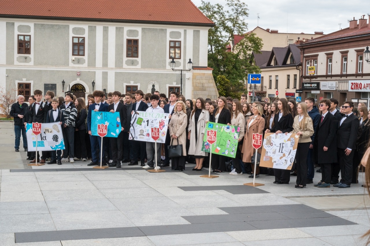 Ślubowanie pierwszoklasistów I LO na bocheńskim rynku