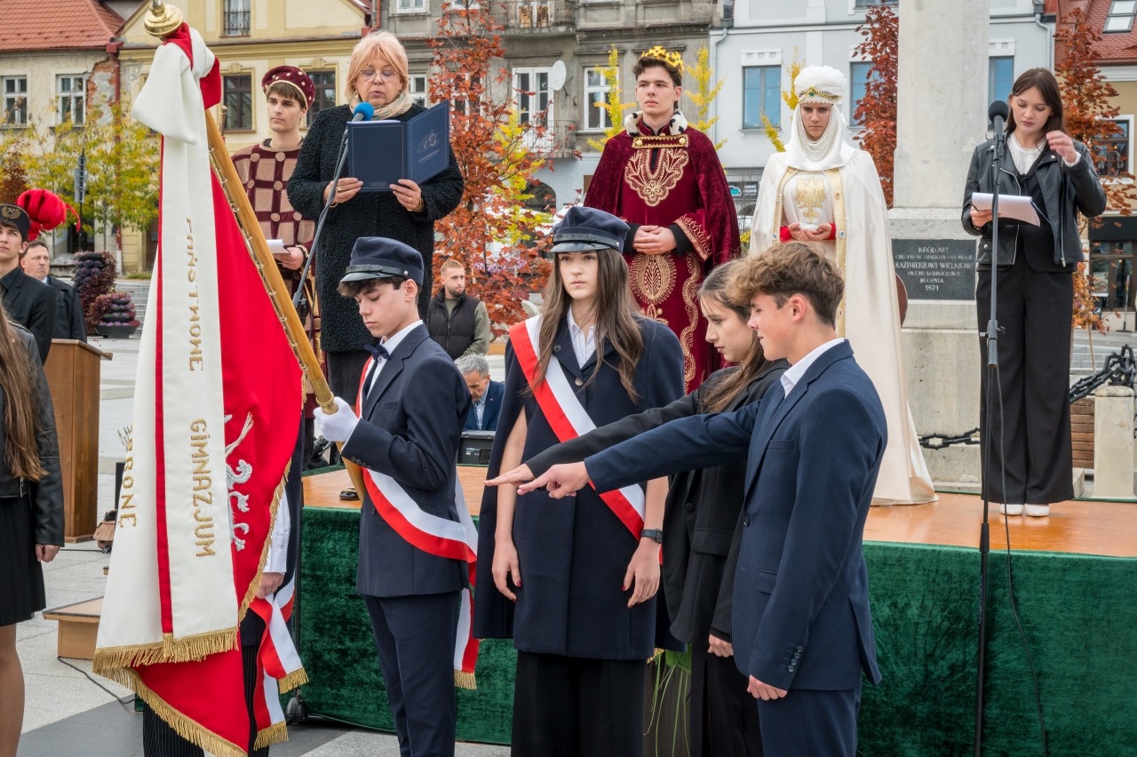 Ślubowanie pierwszoklasistów I LO na bocheńskim rynku