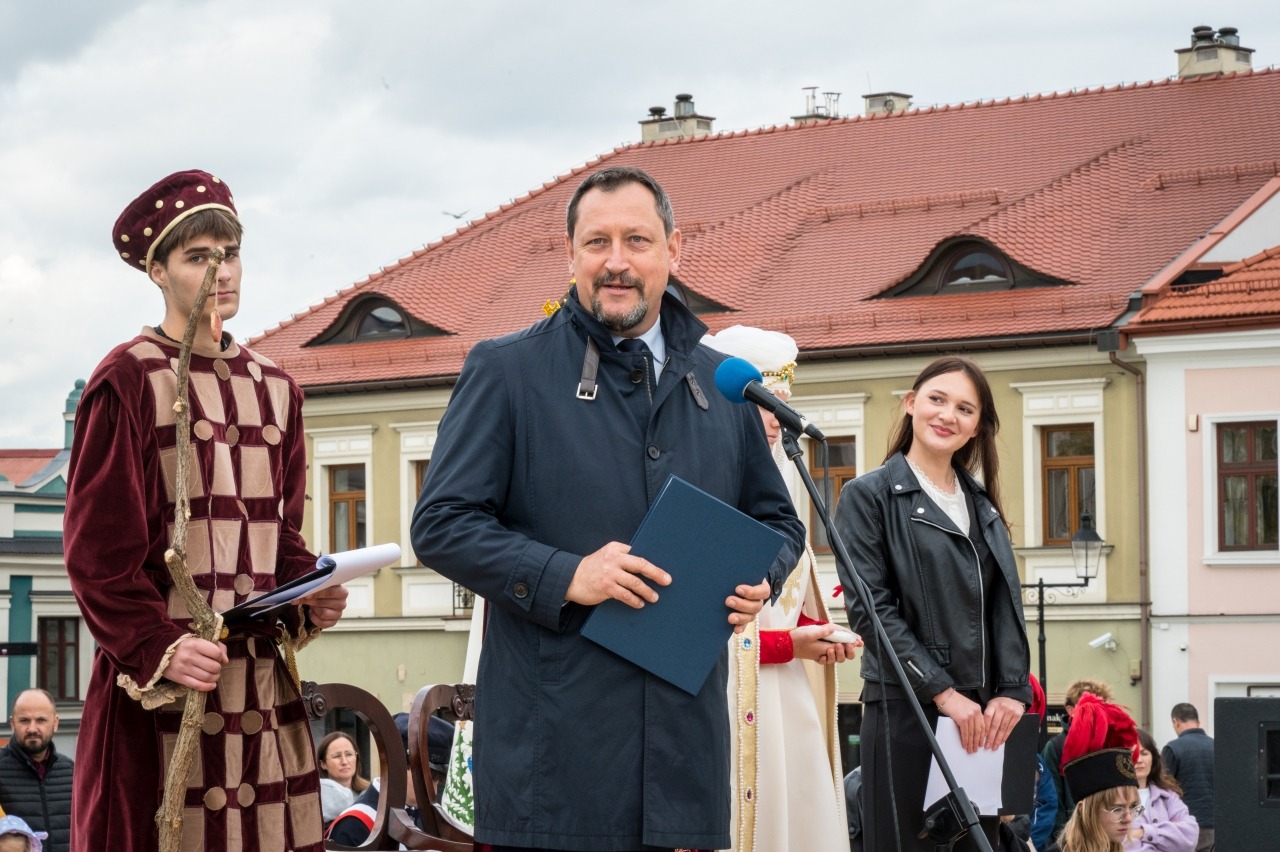 Ślubowanie pierwszoklasistów I LO na bocheńskim rynku