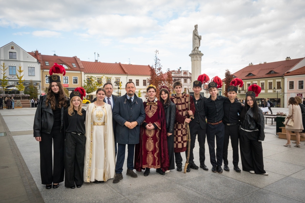 Ślubowanie pierwszoklasistów I LO na bocheńskim rynku